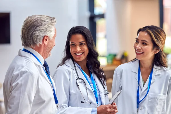 Tre Personale Medico Indossa Camici Bianchi Con Tavoletta Digitale Avendo — Foto Stock