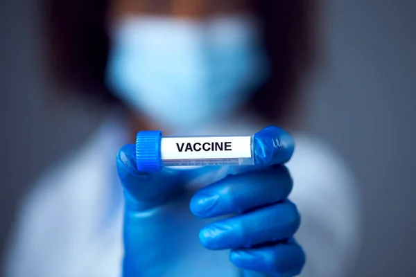 Vacuna Etiquetada Con Tubo Prueba Retención Ppe Capa Laboratorio Para — Foto de Stock