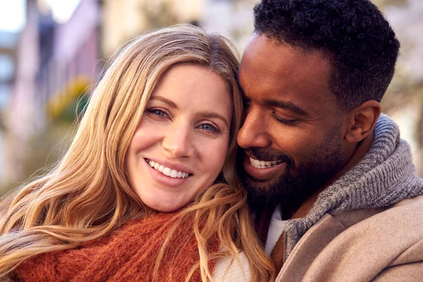 Outdoor Portret Van Lachende Liefhebbende Paar Dragen Jassen Sjaals Herfst — Stockfoto