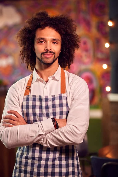 Retrato Servidor Masculino Sorridente Que Trabalha Noite Mudança Restaurante Clube — Fotografia de Stock