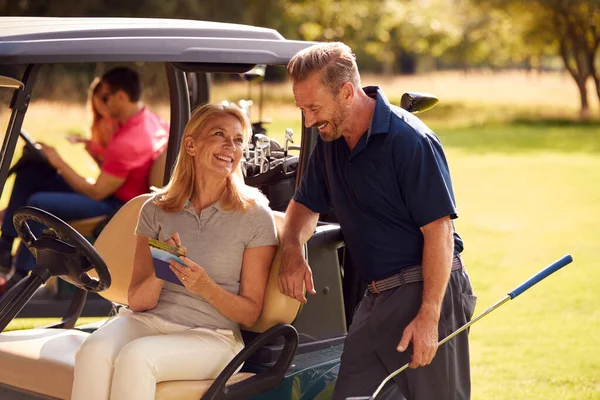 Gammal Och Medelvuxen Par Buggies Spela Runda Golf Tillsammans — Stockfoto