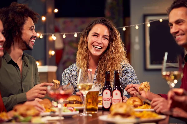 Grupo Multicultural Amigos Disfrutando Noche Comiendo Comida Bebiendo Juntos Restaurante — Foto de Stock