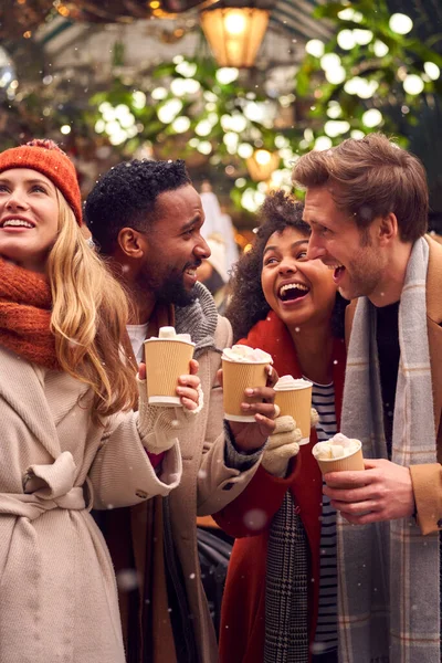Group Friends Drinking Hot Chocolate Marshmallows Snow Outdoor Christmas Market — Stock Photo, Image
