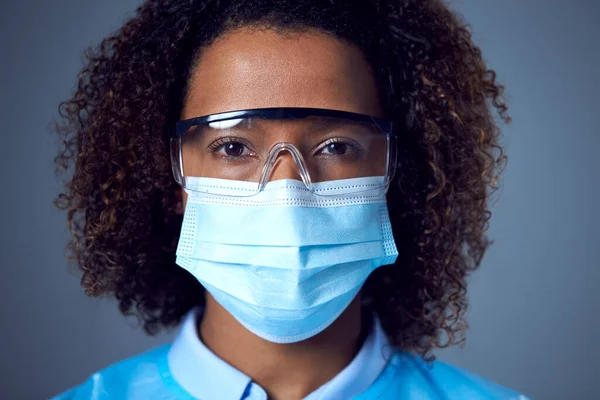 Ritratto Laboratorio Femminile Ppe Con Maschera Facciale Occhiali Sicurezza Guardando — Foto Stock