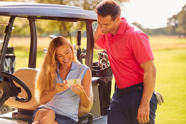 Par Sitter Buggy Spela Runt Golf Och Kontrollera Poängkort Tillsammans — Stockfoto