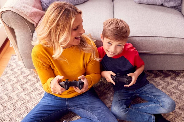 Mãe Filho Sentados Chão Salão Casa Jogando Videogame Juntos — Fotografia de Stock