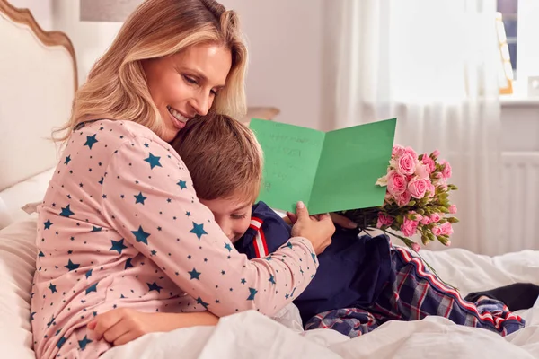 Sevgili Oğlu Anne Yatakta Çiçeklerle Doğum Gününde Yapımı Kartla Şaşırtıyor — Stok fotoğraf