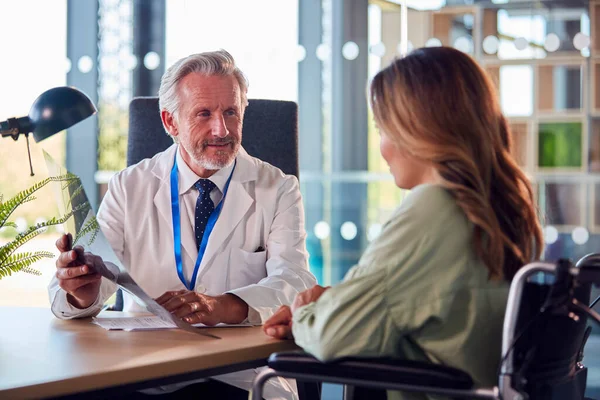 Doctor Discussiëren Scan Resultaten Met Vrouwelijke Patiënt Rolstoel Het Ziekenhuis — Stockfoto