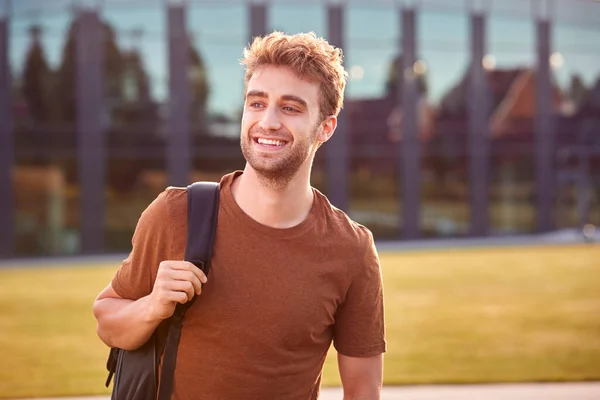 Retrato Universidade Masculina Estudante Faculdade Que Estão Livre Pelo Edifício — Fotografia de Stock