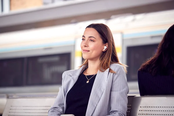 Bizneswoman Waiting Train Platform Wireless Earbuds Słucha Muzyki Telefonie Komórkowym — Zdjęcie stockowe