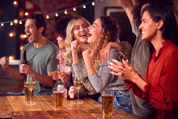 Bir Grup Arkadaş Spor Maçı Izleyecek Barda Içki Içeceğiz — Stok fotoğraf