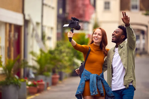 Unga Par Reser Genom Staden Tillsammans Vlogging Till Videokamera Handhållna — Stockfoto