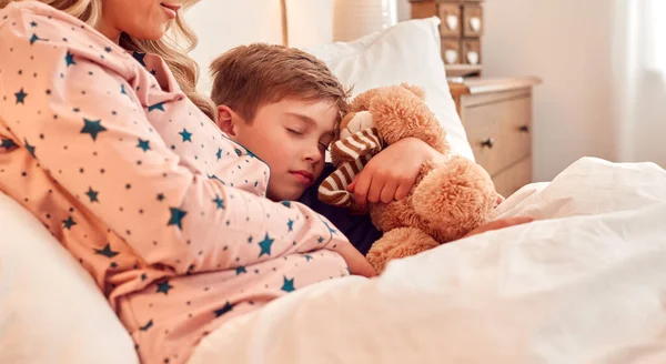 Mutter Kuschelt Schlafend Sohn Bett Holding Spielzeug Teddy Bear — Stockfoto