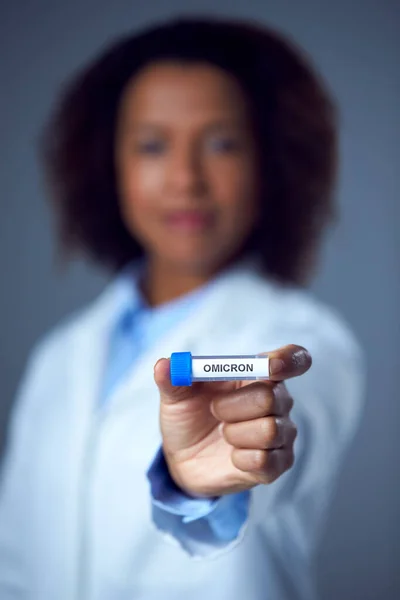 Female Lab Worker Wearing Lab Coat Researching Omicron Variant Covid — Stock Photo, Image