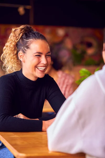 Couple Sur Réunion Date Parler Table Dans Café — Photo