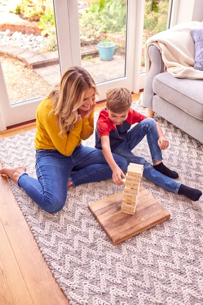 Moeder Zoon Thuis Spelen Spel Stapelen Balancerende Houten Blokken Samen — Stockfoto