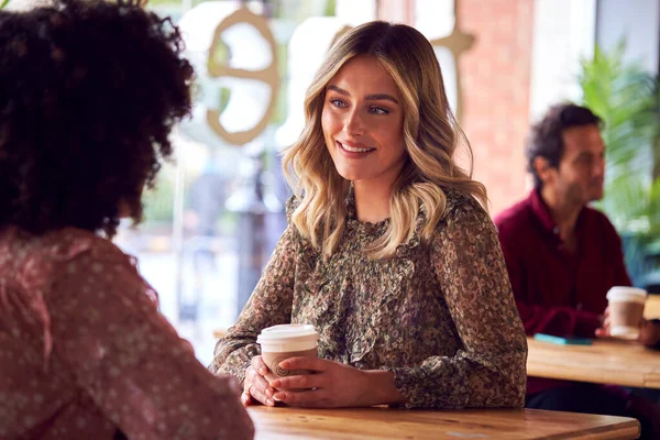 Vrouwelijke Vrienden Vergadering Praten Aan Tafel Coffee Shop — Stockfoto
