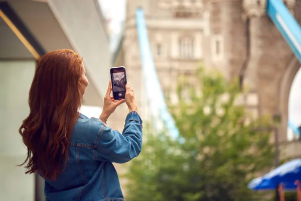 Kvinnlig Vlogger Eller Social Påverkare London Tar Foto Mobiltelefon Tower — Stockfoto