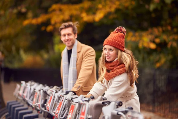 Paar Mietet Fahrräder Als Grüne Fortbewegungsmittel Herbst Oder Herbst Der — Stockfoto