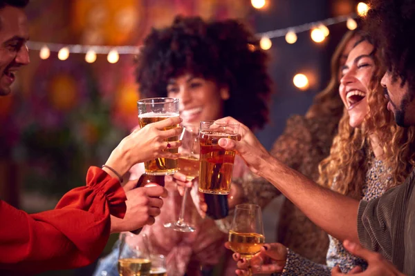 Grupo Multicultural Amigos Disfrutando Noche Bebiendo Bar Juntos Haciendo Brindis — Foto de Stock