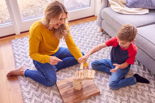 Μητέρα Και Γιος Στο Σπίτι Παίζοντας Παιχνίδι Στοίβαγμα Ξύλινα Μπλοκ — Φωτογραφία Αρχείου
