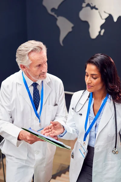 Twee Medische Staf Dragen Witte Jassen Bespreken Patiëntennota Hebben Informele — Stockfoto