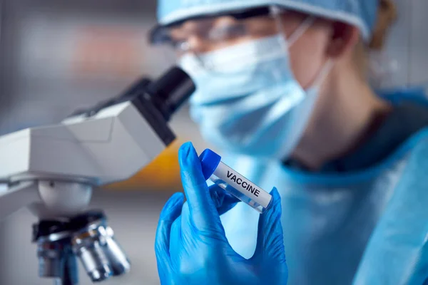 Närbild Kvinnliga Lab Worker Bär Ppe Forska Vaccin Med Mikroskop — Stockfoto