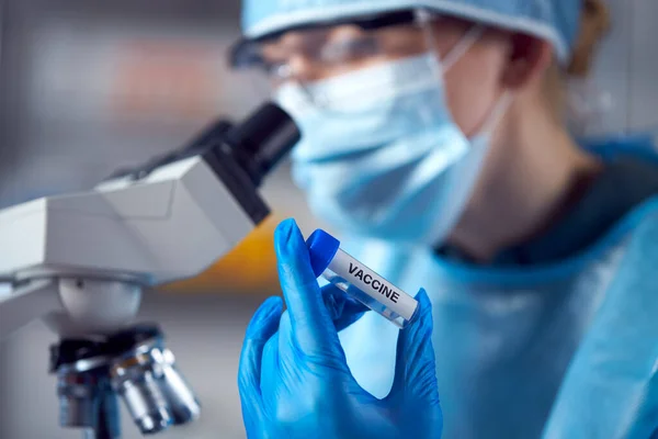 Primo Piano Del Lavoratore Laboratorio Femminile Che Indossa Ppe Che — Foto Stock