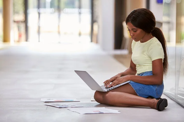 Kvinnliga University Student Sitter Golvet College Building Med Hjälp Laptop — Stockfoto