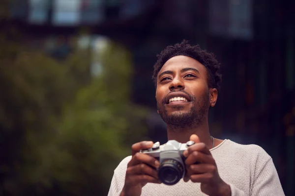 Giovane Uomo Città Scattare Foto Sulla Fotocamera Digitale Pubblicare Sui — Foto Stock