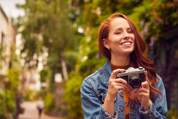 Giovane Donna Città Scattare Foto Sulla Fotocamera Digitale Pubblicare Sui — Foto Stock