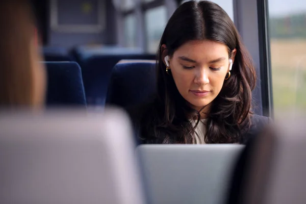 Bizneswoman Bezprzewodowymi Słuchawkami Dojazdy Pracy Pociągu Praca Laptopie — Zdjęcie stockowe