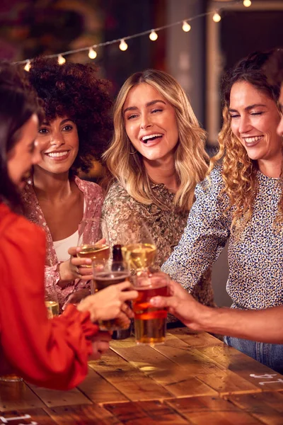 Grupo Multicultural Amigos Disfrutando Noche Bebiendo Bar Juntos Haciendo Brindis — Foto de Stock