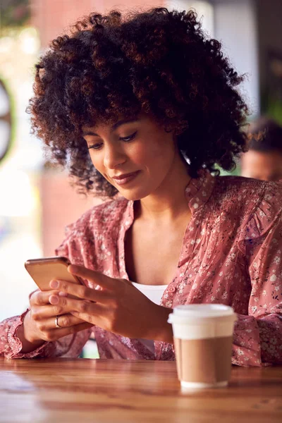 Vrouw Zit Aan Tafel Coffeeshop Zoek Naar Mobiele Telefoon — Stockfoto