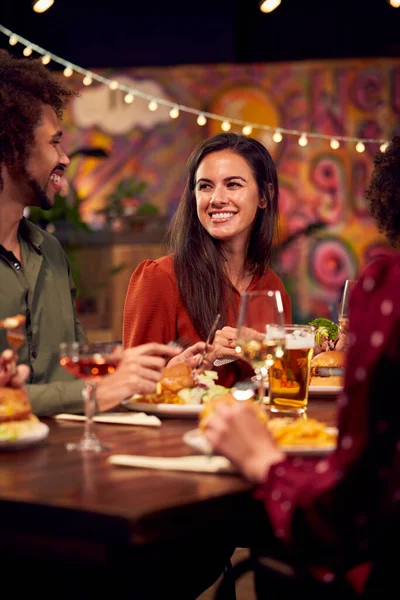 Grupo Multicultural Amigos Disfrutando Noche Comiendo Comida Bebiendo Juntos Restaurante — Foto de Stock