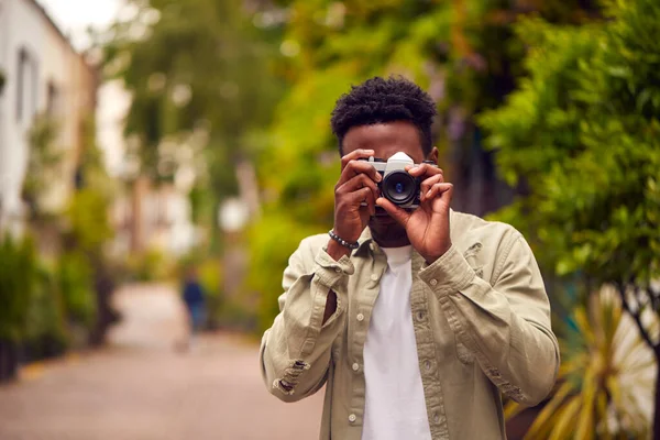 Şehirdeki Genç Adam Sosyal Medyaya Dijital Kamerayla Fotoğraf Çekiyor — Stok fotoğraf