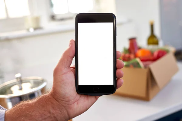 Kézben Konyhában Tartja Telefon Üres Képernyőn Online Élelmiszer Recept Kit — Stock Fotó