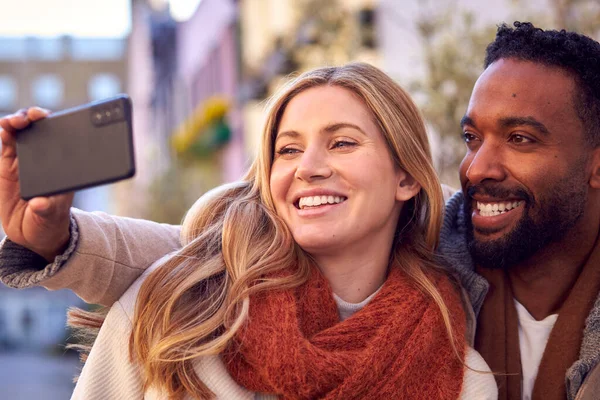 Outdoor Liefdevolle Paar Dragen Jassen Sjaals Poseren Voor Selfie Mobiele — Stockfoto