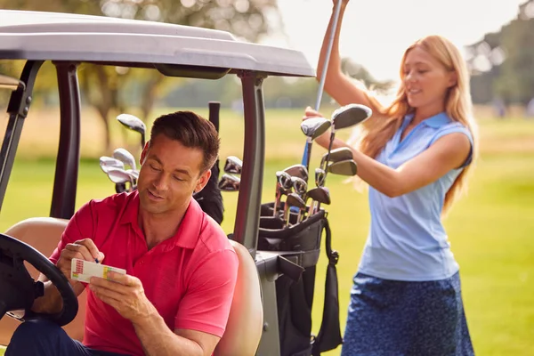 Ζευγάρι Παίζοντας Γκολφ Μαζί Κάθονται Buggy Κάρτα Σκορ Και Επιλέγοντας — Φωτογραφία Αρχείου