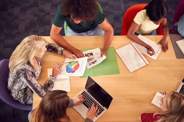 Colpo Testa Studenti Universitari Universitari Seduti Intorno Tavolo Con Tutor — Foto Stock