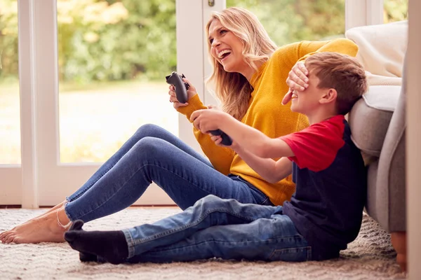 Mutter Und Sohn Bei Zuhause Spielend Videospiel Zusammen Mit Frau — Stockfoto