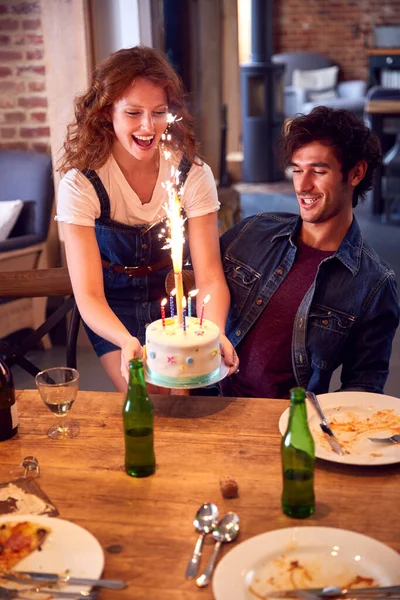 Grupo Multicultural Amigos Celebrando Cumpleaños Con Fiesta Pastel Casa Juntos — Foto de Stock