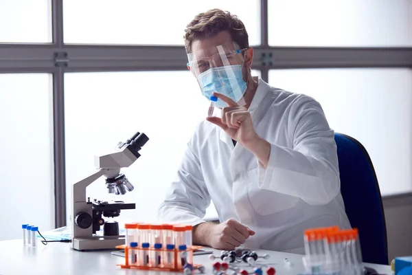 Male Lab Worker Wearing Ppe Analysing Blood Samples Laboratory Microscope — Stock Photo, Image