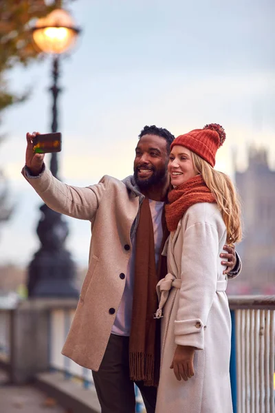 Couple City London Outdoors Wearing Coats Scarves Posing Selfie Phone — Stock Photo, Image