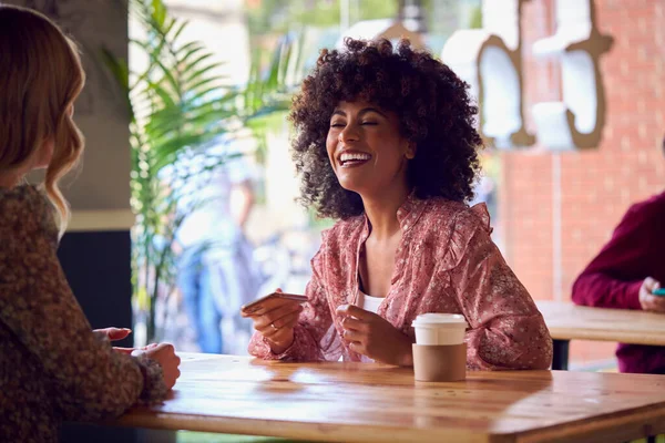 Réunion Amis Féminins Parler Table Dans Café — Photo