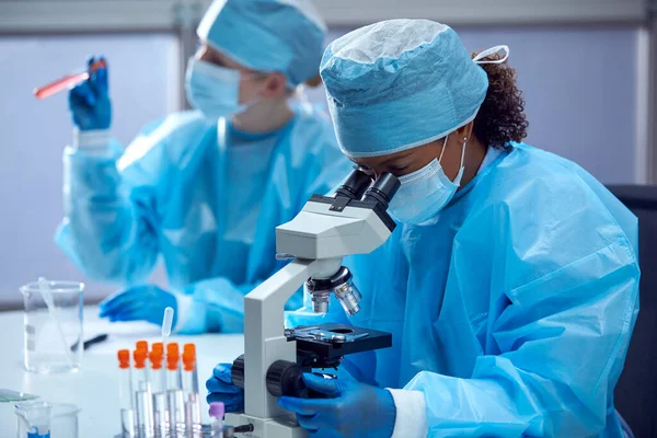 Mulheres Trabalhadoras Laboratório Que Usam Epi Pesquisando Laboratório Com Microscópio — Fotografia de Stock