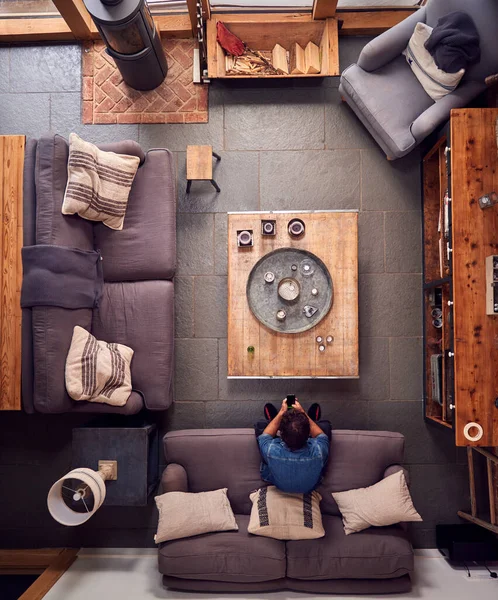 Overhead Tiro Homem Sentado Sofá Casa Olhando Para Telefone Móvel — Fotografia de Stock