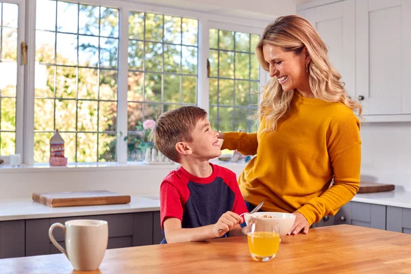 Moeder Zoon Thuis Ontbijten Cereal Kitchen Counter Together — Stockfoto