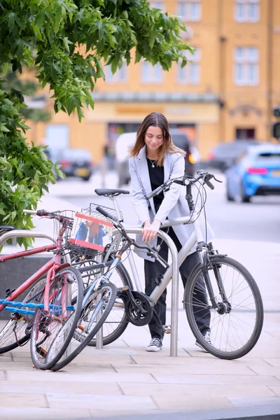 Mladá Podnikatelka Cyklistika Kancelářských Zámků Kolo Regálu — Stock fotografie