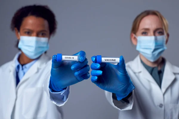 Due Medici Femminili Camici Che Tengono Tubi Prova Hanno Etichettato — Foto Stock
